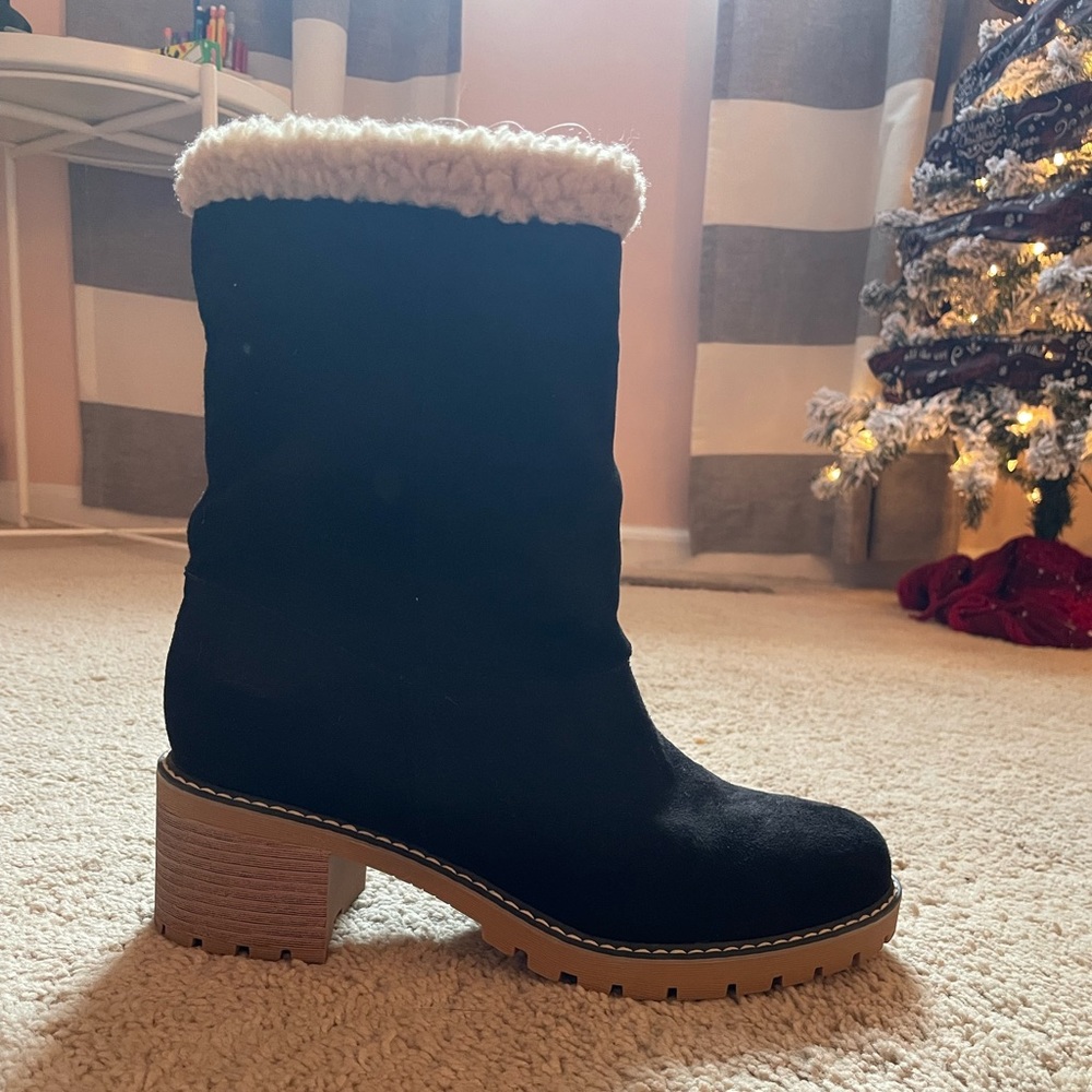 Maurice’s Boots: Size 10, Black w/ Tan Sherpa Lining - Picture 3 of 3